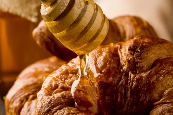 Croissants mit Honig — Stockfoto