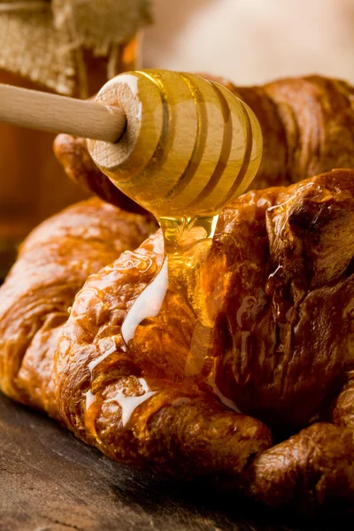 Croissants con miel —  Fotos de Stock