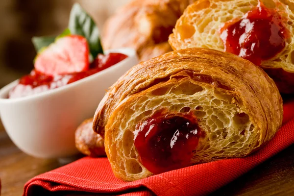 Croissanty s marmeládou — Stock fotografie
