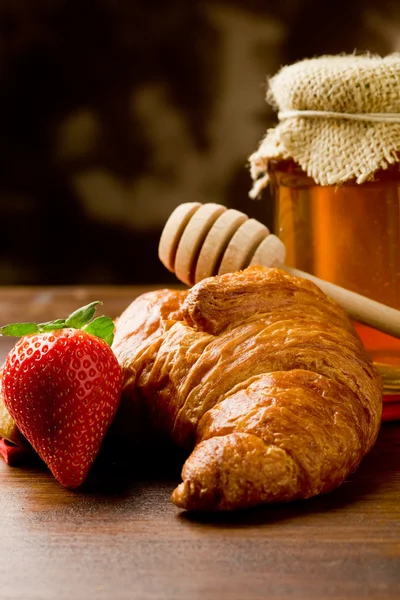 Κρουασάν με μέλι και φράουλες — Φωτογραφία Αρχείου