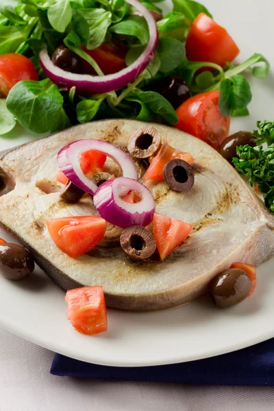 Gegrillter Schwertfisch mit gemischtem Salat — Stockfoto