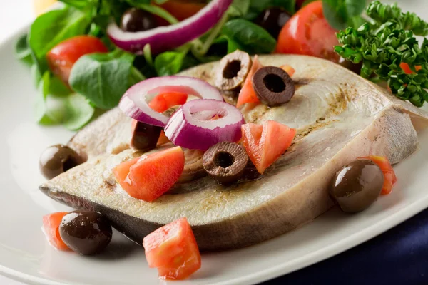 Gegrilde zwaardvis met gemengde salade — Stockfoto