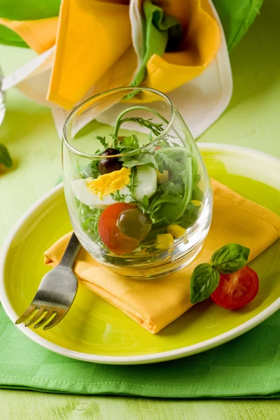 Bir cam içinde karışık salata — Stok fotoğraf