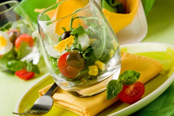 Змішаний салат всередині склянки — стокове фото