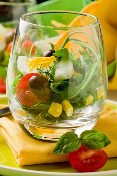 Gemengde salade binnen een glas — Stockfoto