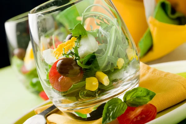 Míchaný salát uvnitř sklenice — Stock fotografie