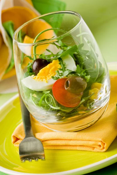 Змішаний салат всередині склянки — стокове фото