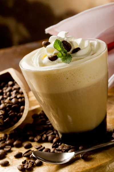 Cappuccino met slagroom — Stockfoto