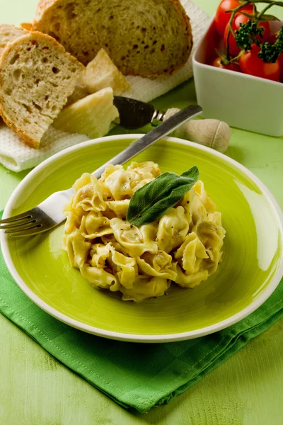 Tortellini s máslem a šalvějí — Stock fotografie