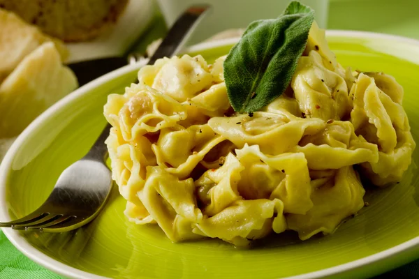 Tortellini mit Butter und Salbei — Stockfoto