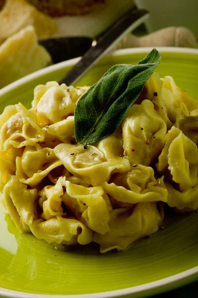 Tortellini mit Butter und Salbei — Stockfoto