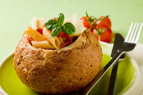 Bröd stoppade med pasta — Stockfoto