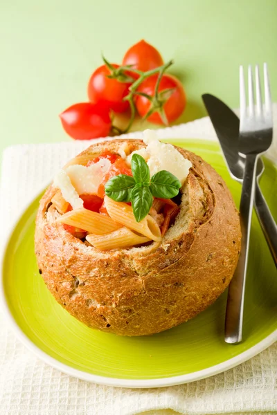 Brood gevuld met pasta — Stockfoto