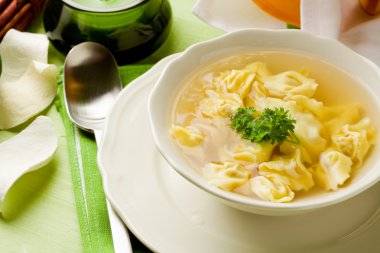 bouillon içinde tortellini