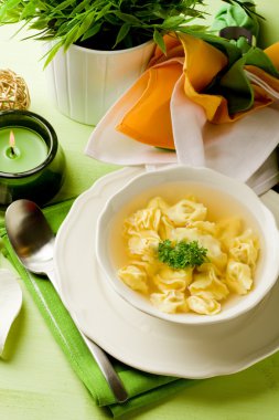 bouillon içinde tortellini