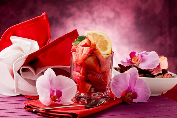 Morangos com Orchid na tabela vermelha — Fotografia de Stock