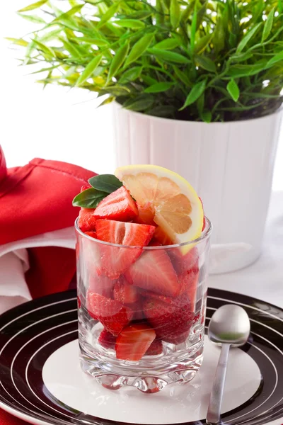 Erdbeeren mit Zitrone — Stockfoto