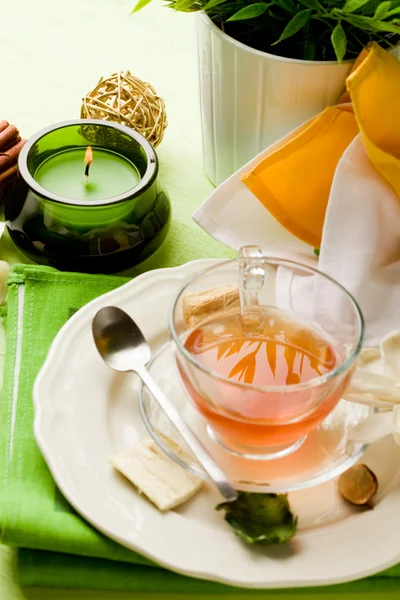 Чашка чая на украшенном столе — стоковое фото