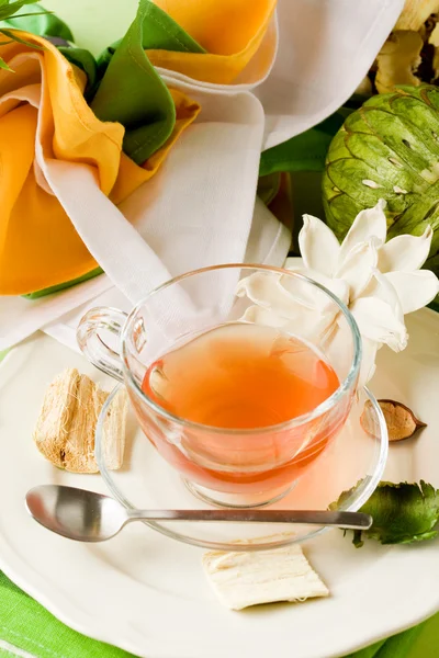 Kopp te på dekorerade bord — Stockfoto