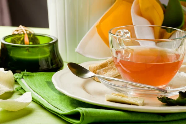 Šálek čaje na dekorovaný stůl — Stock fotografie
