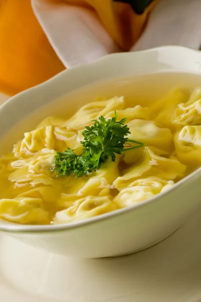 Tortellini in Bouillon — Stockfoto