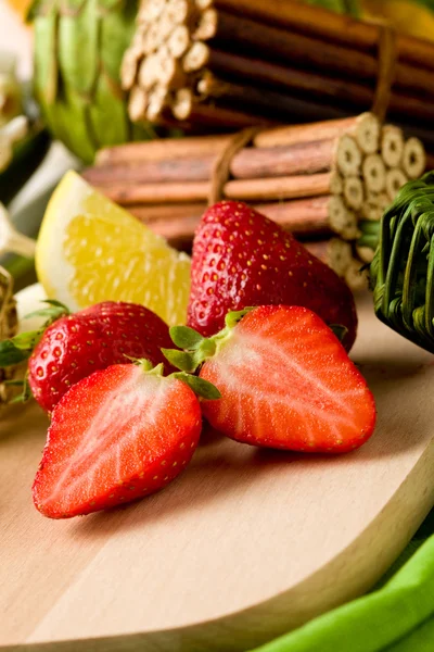 Erdbeer-Dessert auf Schneidebrett — Stockfoto