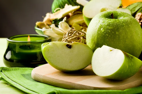 Green Apple Dessert on Cutting board — Stock Photo, Image