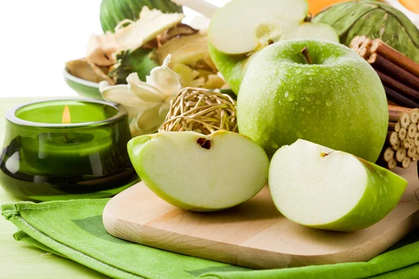 Grönt äpple efterrätt på skärbräda — Stockfoto