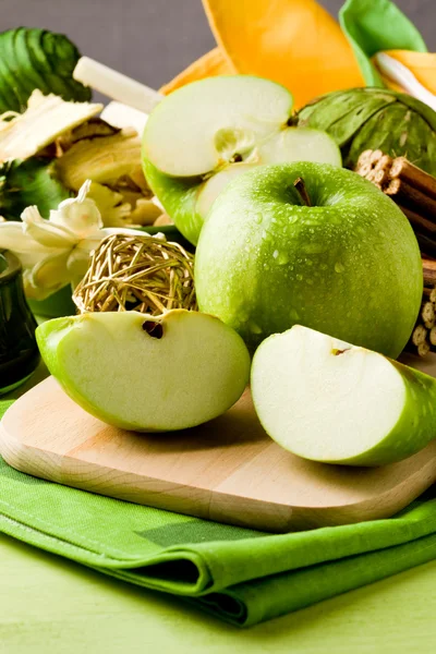 Grönt äpple efterrätt på skärbräda — Stockfoto