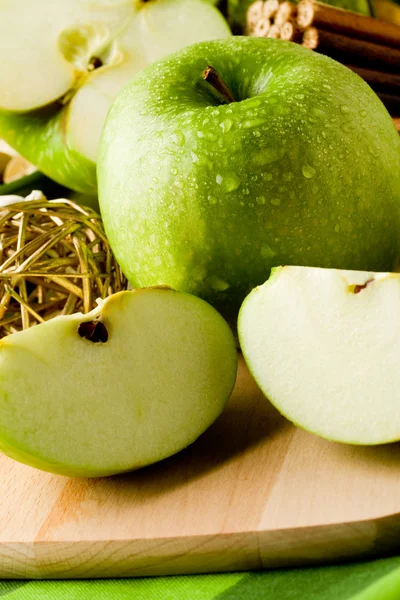 Deser jabłko na deski do krojenia — Zdjęcie stockowe