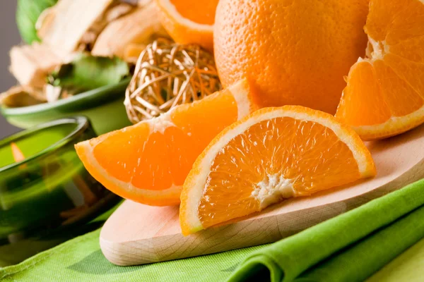 Oranje dessert op snijplank — Stockfoto