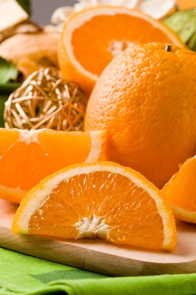 在菜板上的橙色甜点 — 图库照片