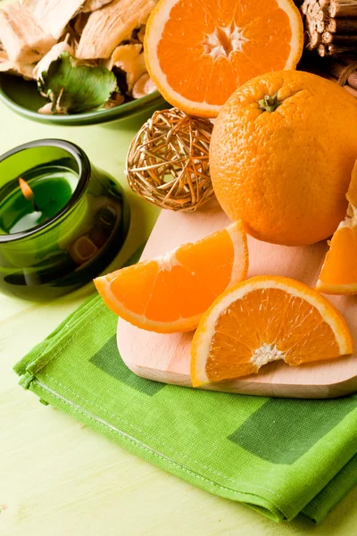 Sobremesa laranja na placa de corte — Fotografia de Stock