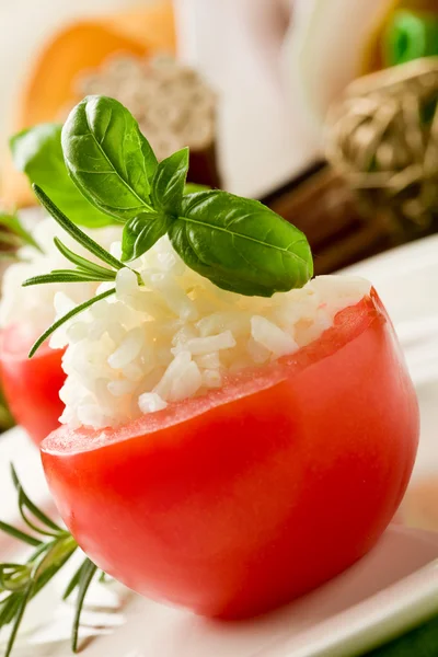 Gevulde tomaten met rijst — Stockfoto