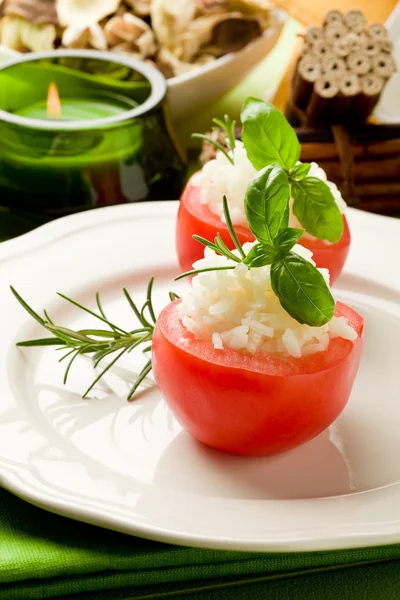 Pilav ile doldurulmuş domates — Stok fotoğraf