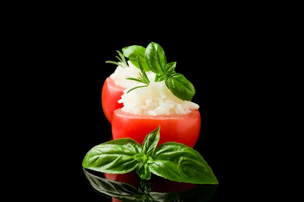 Gevulde tomaten met rijst geïsoleerd op zwart — Stockfoto