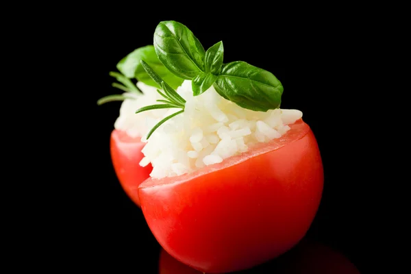 Gevulde tomaten met rijst geïsoleerd op zwart — Stockfoto