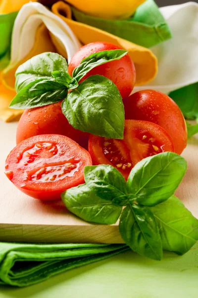 Tomater och basilika — Stockfoto