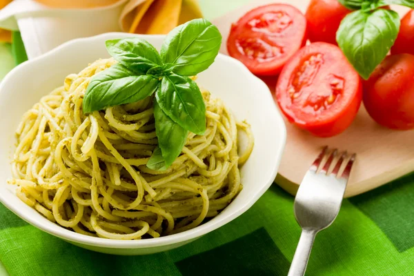Espaguete com pesto — Fotografia de Stock