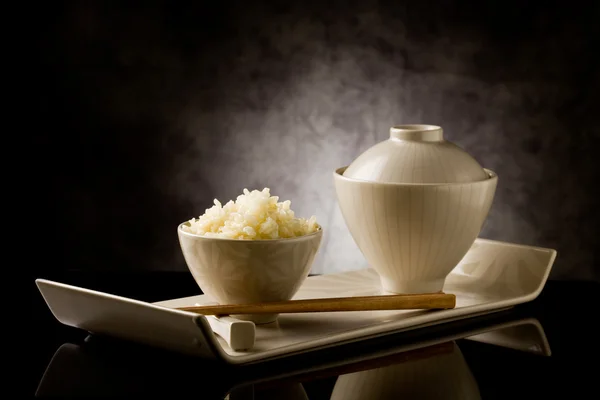 Syömäpuikoilla varustettu riisi — kuvapankkivalokuva