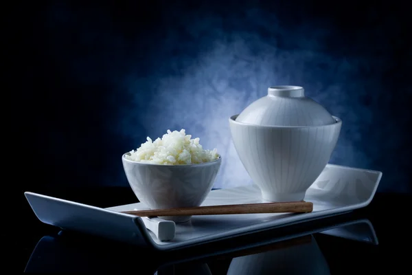 Reis mit Essstäbchen — Stockfoto