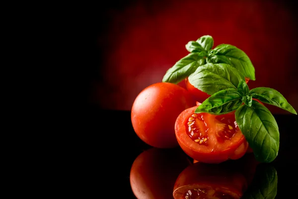 ガラス テーブルの上のバジルとトマトのスライス — ストック写真