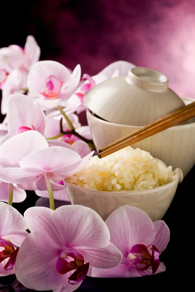 Aziatische rijstgerecht met orchideebloemen — Stockfoto