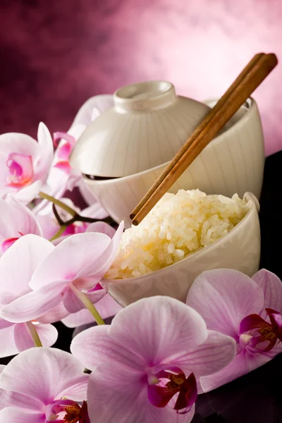 Asiatisches Reisgericht mit Orchideenblüten — Stockfoto