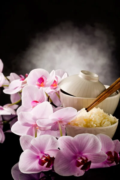 Азиатское блюдо из риса с орхидеями — стоковое фото