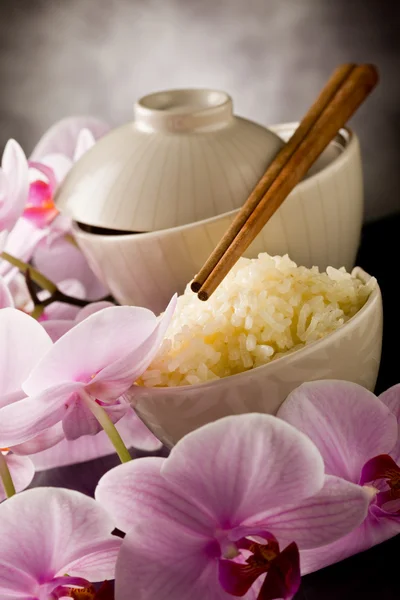 Aziatische rijstgerecht met orchideebloemen — Stockfoto