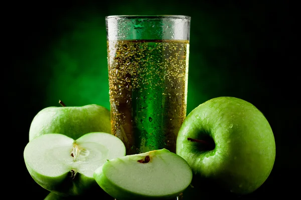 Зелений яблучного соку — стокове фото