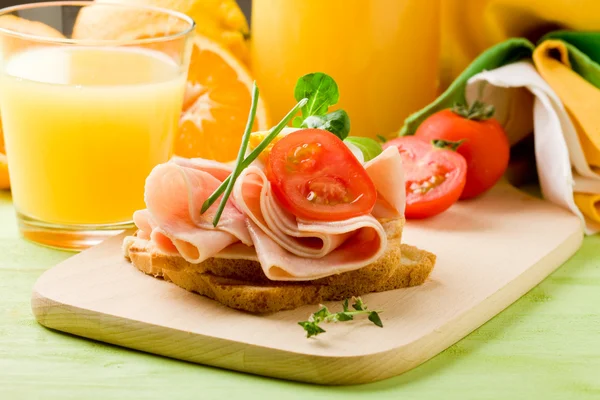 Läckra toast och apelsinjuice — Stockfoto