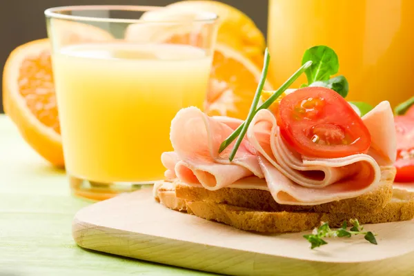 Läckra toast och apelsinjuice — Stockfoto
