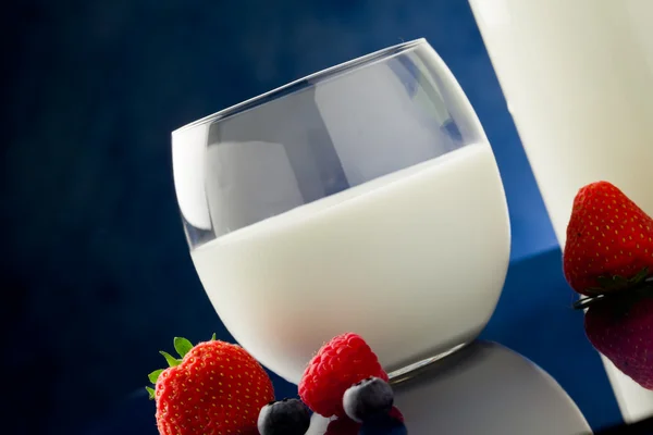 Mléko s plody — Stock fotografie